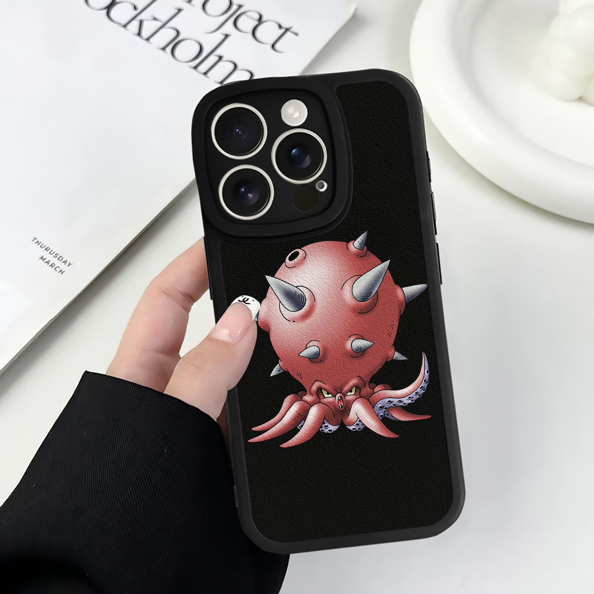 （画像用） ドラゴンクエスト Doragon Kuesuto Dragon Quest 【iPhone 16シリーズ対応】シリコンスマホケース（レザー調） 材質：シリコン